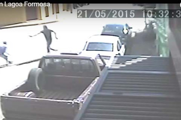 Entregador é morto a tiros em frente a loja em que trabalhava no centro de Lagoa Formosa; Veja o vídeo