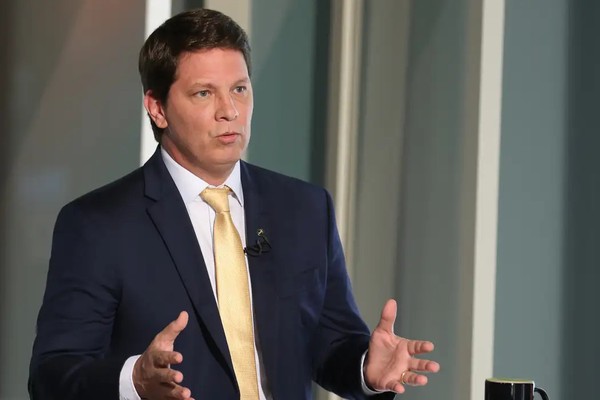 Dino cita risco de evasão e proíbe deputado Mario Frias de deixar país