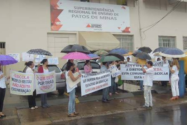 Pais de alunos do Professor Modesto voltam a protestar contra exoneração de diretora
