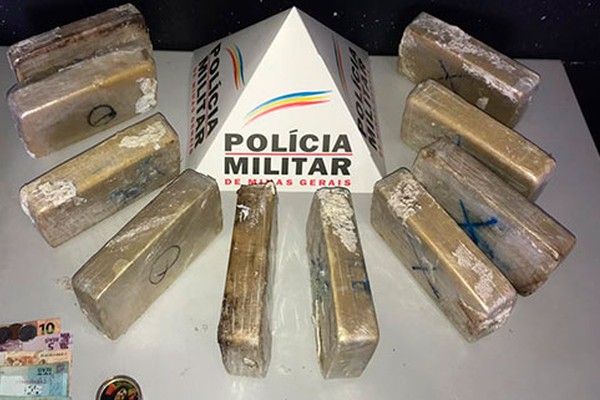 Polícia Militar encontra 10 barras de crack em tanque de combustível de veículo em Patos de Minas