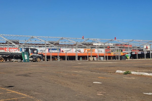 Fenaminas 2026 inicia montagem de estruturas no Parque de Exposições e convoca expositores para reunião estratégica