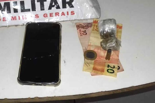 População denuncia disparos e jovem acaba preso com droga, munição e dinheiro em Patos de Minas 