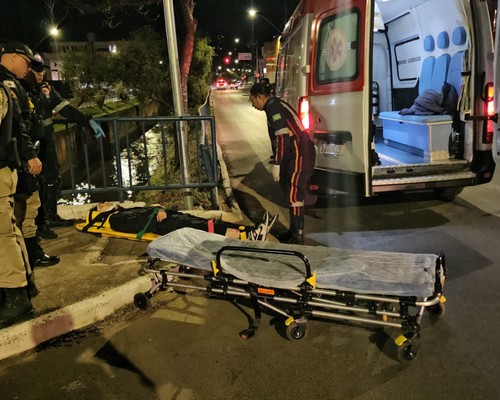 Motociclista fica ferido no segundo acidente seguido na avenida Fatima Porto; motorista do carro foi embora