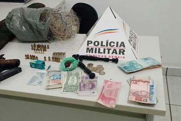 PM conduz 6 em Serra do Salitre com armas, munições, dinheiro e máquina caça níquel