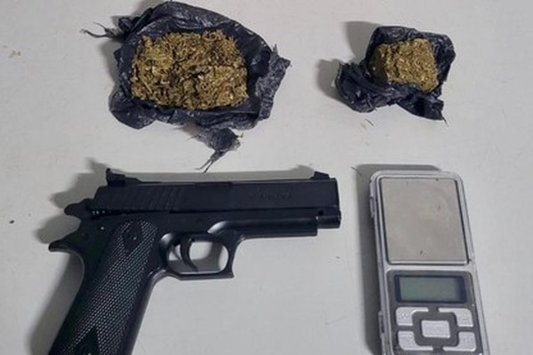 PM vai em busca de homem que formatou celular da ex por ciúmes e prende 3 por ameaça, tráfico e resistência