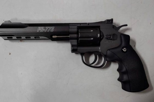 Jovem com esquizofrenia é preso após atirar no olho da própria mãe com revólver de pressão em Patos de Minas