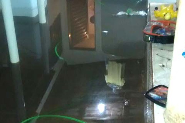 Moradores têm a casa invadida por esgoto após chuva e cobram providências da Copasa