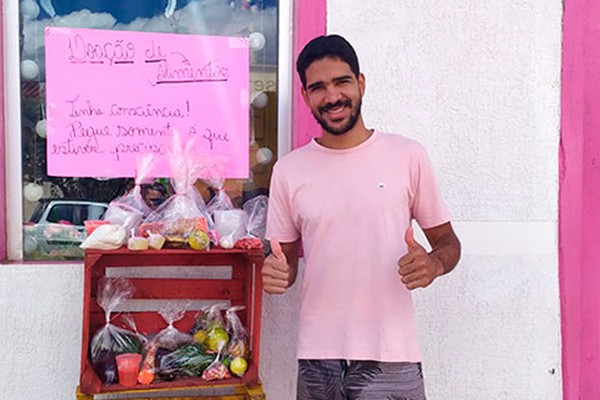 Em meio à pandemia, casal coloca alimentos para doação em frente de casa em Patos de Minas