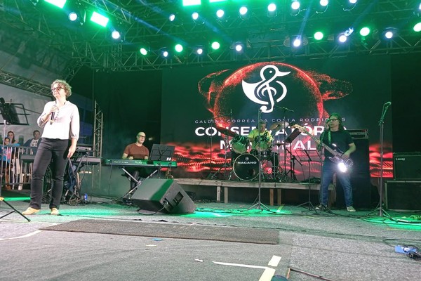 Sequência de flashbacks: Conservatório canta "So far away" de Dire Straits; veja ao vivo