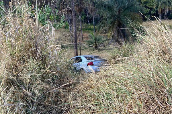 De novo! Carro passa direto e cai em ribanceira no prolongamento da av. Fátima Porto, em Patos de Minas