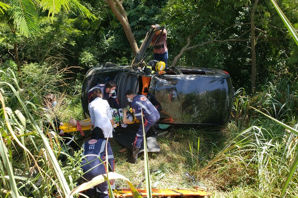 Motorista perde o controle de veículo e cai em ribanceira no bairro Laranjeiras