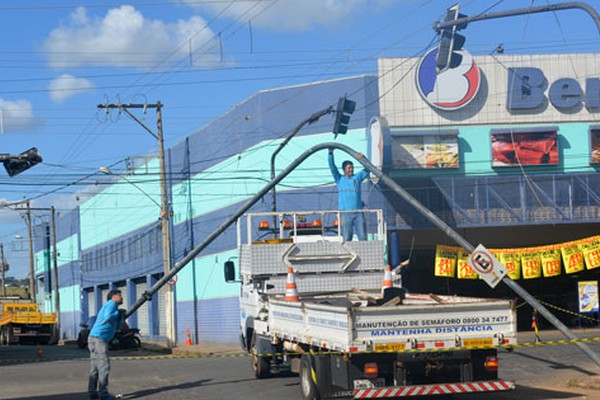 Caminhão carregado com carvão arrebenta fios, danifica semáforos e causa transtorno em Patos de Minas