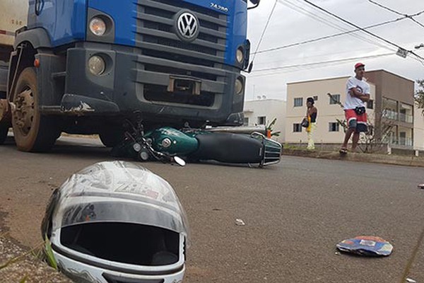 Motocicleta vai parar debaixo de caminhão em acidente no bairro Ipanema em Patos de Minas