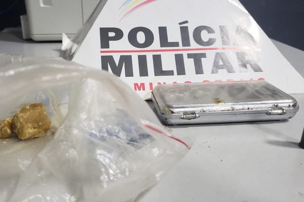 PM recebe denúncia de tráfico de drogas e prende suspeito em flagrante em Patos de Minas