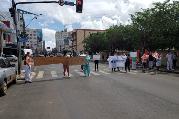 Servidores da saúde fazem manifestação contra a terceirização do Hospital Regional Antônio Dias
