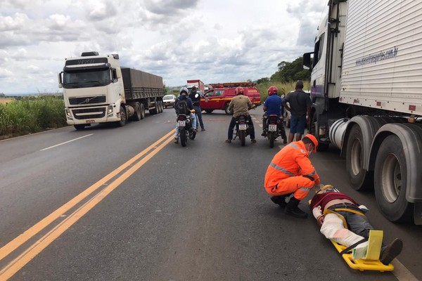 Casal fica gravemente ferido em acidente com carro e moto na BR 365, em Patos de Minas