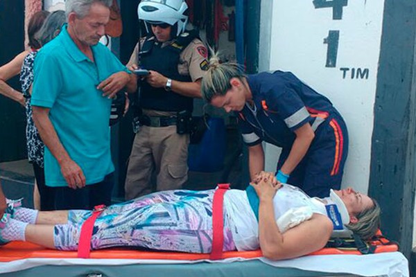 Motociclista tenta ultrapassagem, bate em caminhonete e acaba ferida no Bairro Brasil