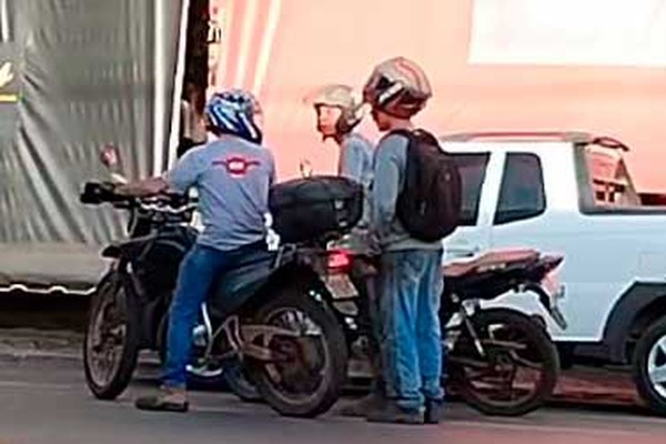 Discussão entre dois motociclistas na rua Major Gote termina com as motos removidas; entenda