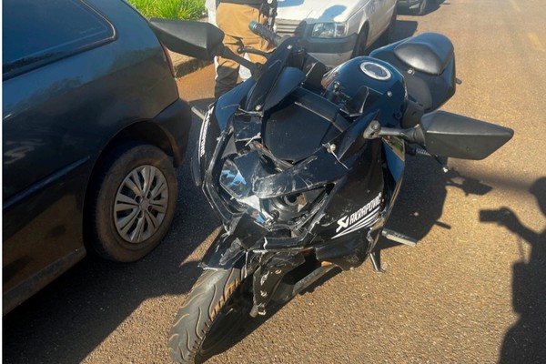 Acidente termina com motociclista no hospital e condutor de carro na Delegacia por falta de habilitação