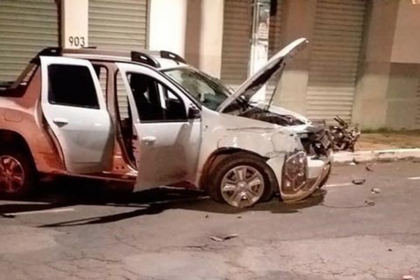 Perseguição e troca de tiros com bandido em carro roubado deixa rastro de destruição em Patrocínio