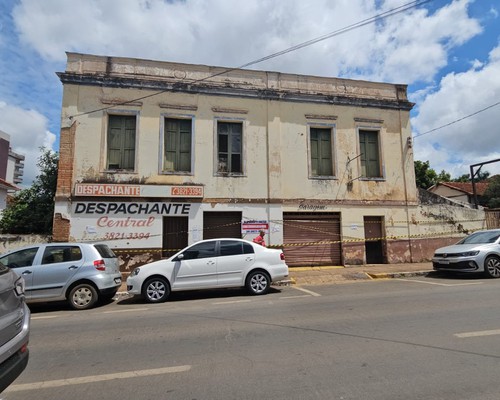 Casarão centenário no centro de Patos de Minas ameaça desabar e família vive um impasse