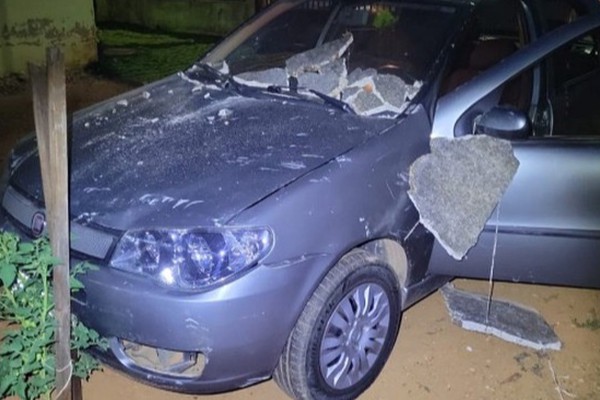 Após se desentender com a esposa, motorista embriagado perde o controle de carro e invade quintal de residência