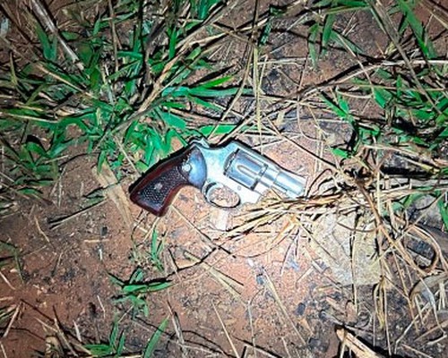 Homens fogem para a mata e trocam tiro com a polícia após roubarem carro em Patos de Minas