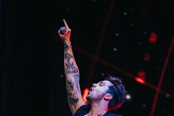 Após surgir no palco em plataforma, Luan Santana abre Fenamilho 2025 com vários sucessos; veja como foi