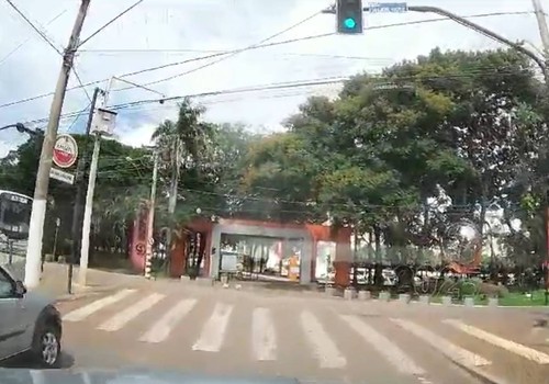 Câmera instalada em carro mostra ônibus do transporte coletivo avançando sinal vermelho