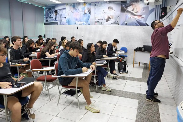 Candidatos se preparam para prova de redação do Enem no domingo