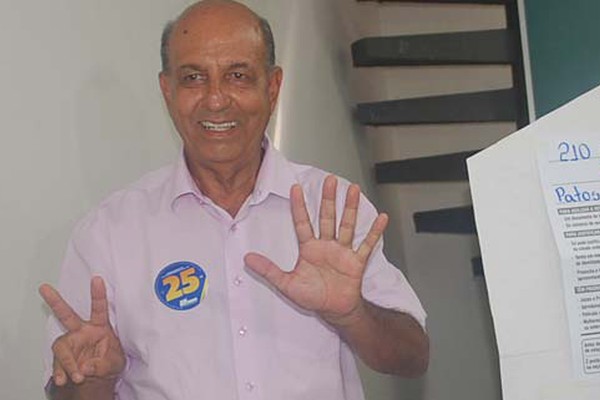 José Eustáquio chega para votar acompanhado de correligionários na Faculdade Patos de Minas