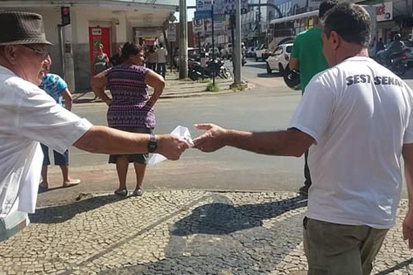 Aposentado faz protesto contra o que considera abusos frequentes em Patos de Minas