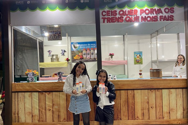 Garotinha de 9 anos, empresária mirim, traz iogurte artesanal da Galena para a Fenamilho; veja ao vivo