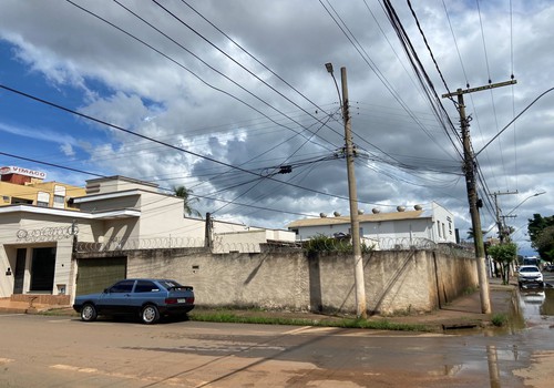 Fiação fica baixa após passagem de carreta e oferece risco a pedestres e motociclistas em Patos de Minas