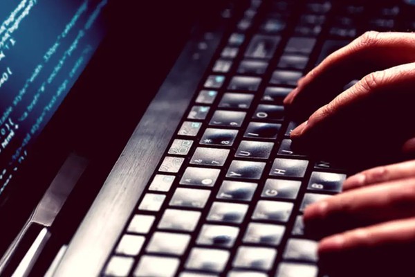 Falsos anúncios sobre Desenrola Brasil enganam usuários nas redes