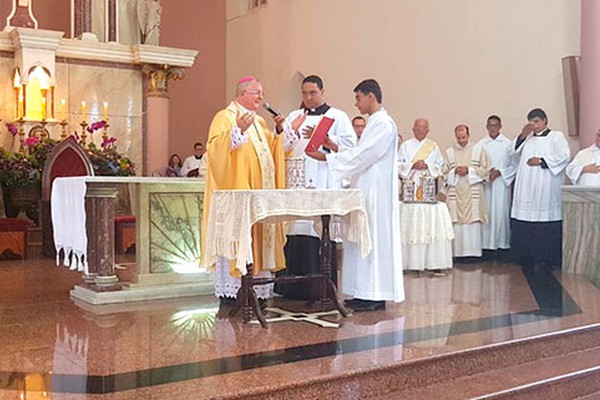 Fiéis lotam a Catedral de Santo Antônio para a acompanharem a benção dos santos óleos