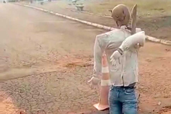Moradores de Bonsucesso criam boneco para sinalizar obra da Copasa que afundou