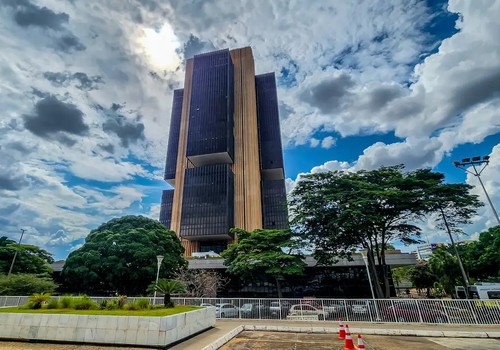 Juros pressionam a dívida mais que gastos públicos, dizem economistas