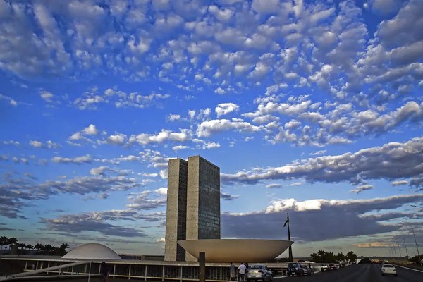 Relator antecipa fim da reeleição para 2030 e CCJ adia votação