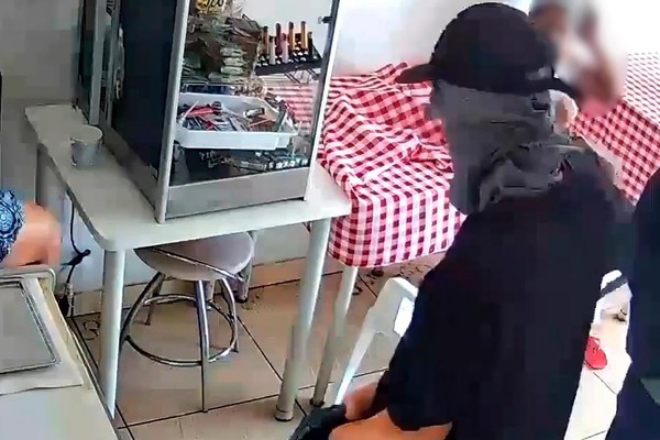Vídeo mostra assaltantes de arma em punho roubando pequena padaria em Presidente Olegário