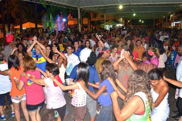 Carnaval resgata marchinhas e atrai famílias para a folia em Patos de Minas