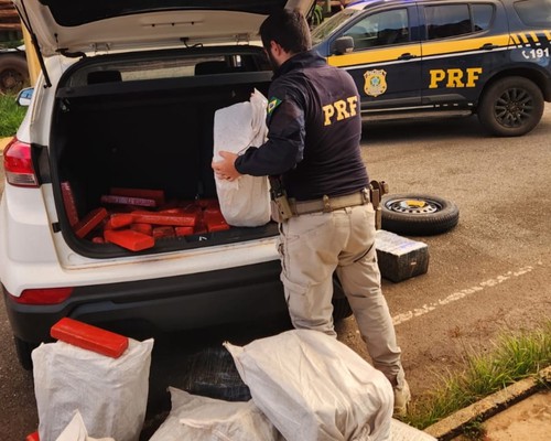 Polícia Rodoviária Federal apreende carro abarrotado de drogas na BR365, em Patos de Minas