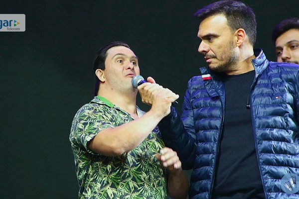 Participante com Síndrome de Down vence promoção no palco e público vibra na arena; veja ao vivo