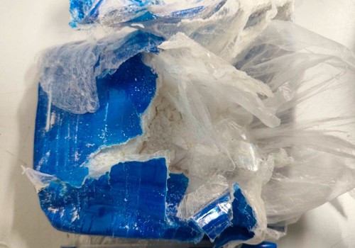 Jovem é preso por tráfico de drogas após PM encontrar crack e cocaína em imóvel no Alto dos Caiçaras