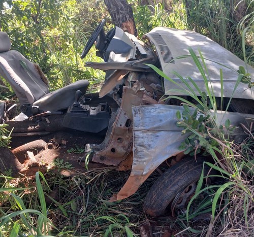 Veículo fica completamente destruído após bater em árvore na MG-188; motorista ficou gravemente ferido