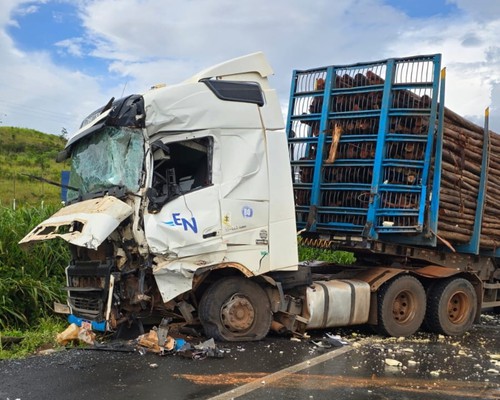 Grave acidente entre duas carretas mobiliza equipes do Samu e Bombeiros na BR 365, em Patos de Minas