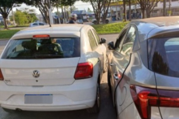 Motorista bate em carro na Avenida JK, foge do local e acaba preso na Rua Major Gote