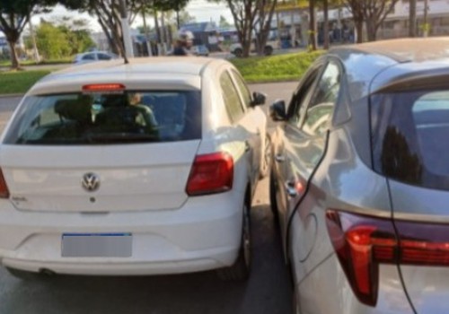 Motorista bate em carro na Avenida JK, foge do local e acaba preso na Rua Major Gote