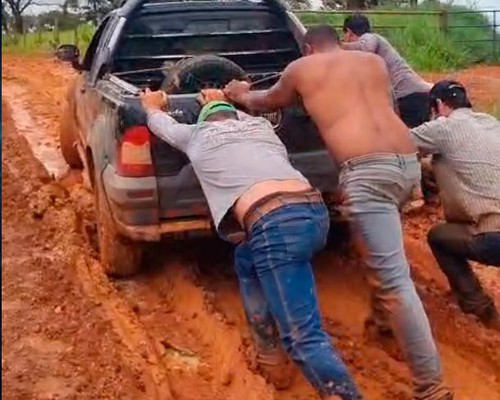 Moradores sofrem com atoleiros e cobram do DER recuperação da LMG 743