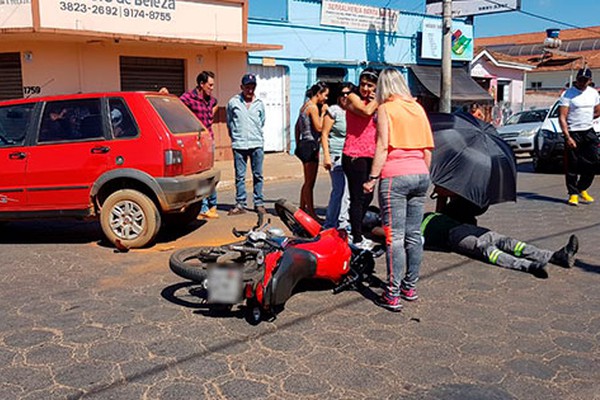 Motociclista fica ferido ao bater em carro que tentava fazer retorno na Avenida Brasil